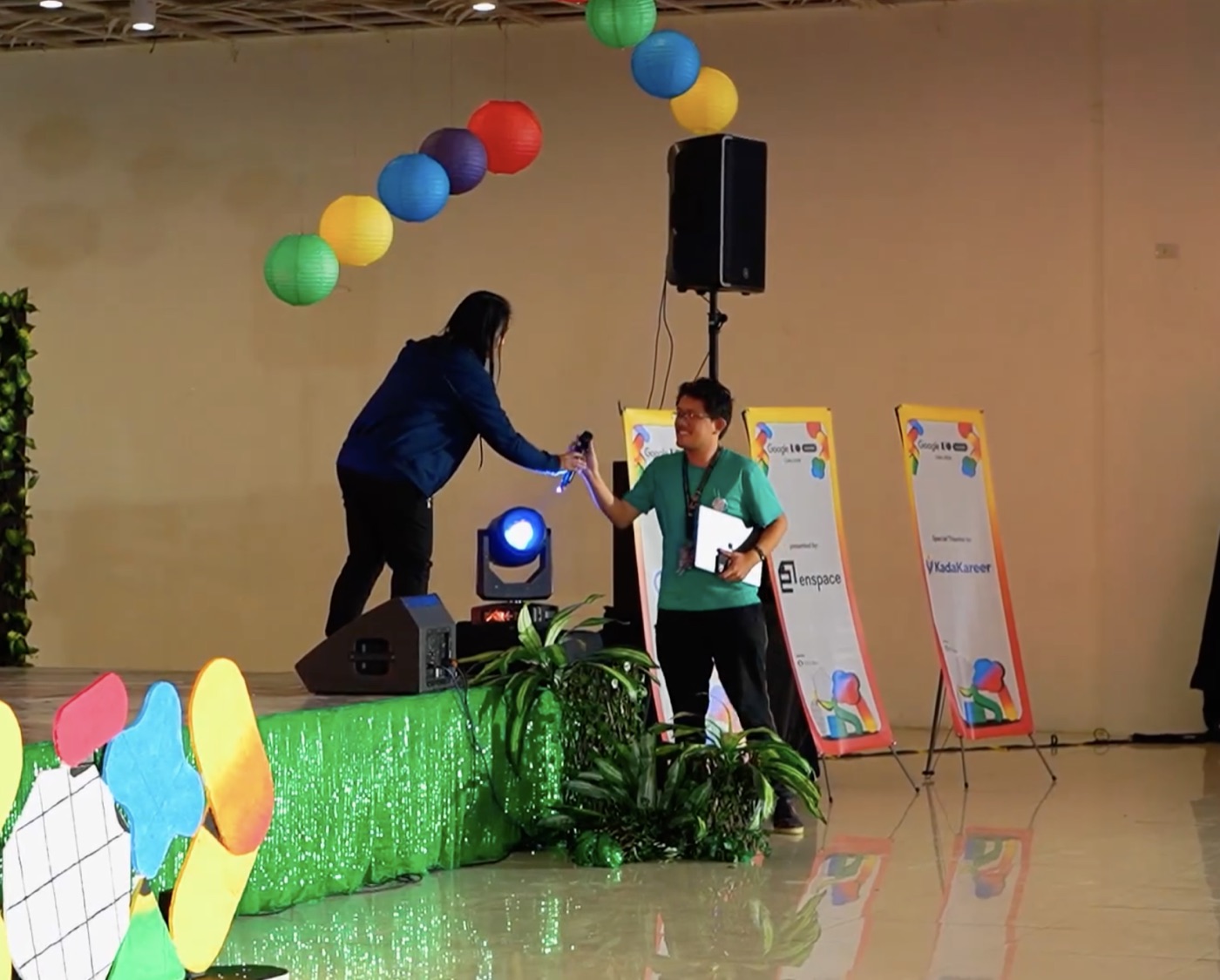 Roel receiving a token on stage at Google I/O Extended Cebu